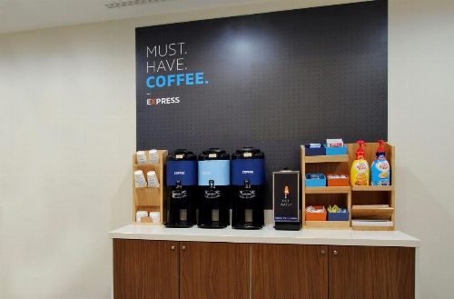 Holiday Inn Express Los Angeles LAX Airport image 30